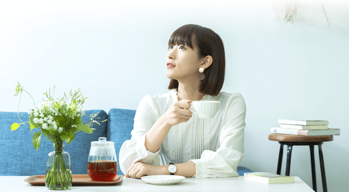 野のめぐみを飲む女性