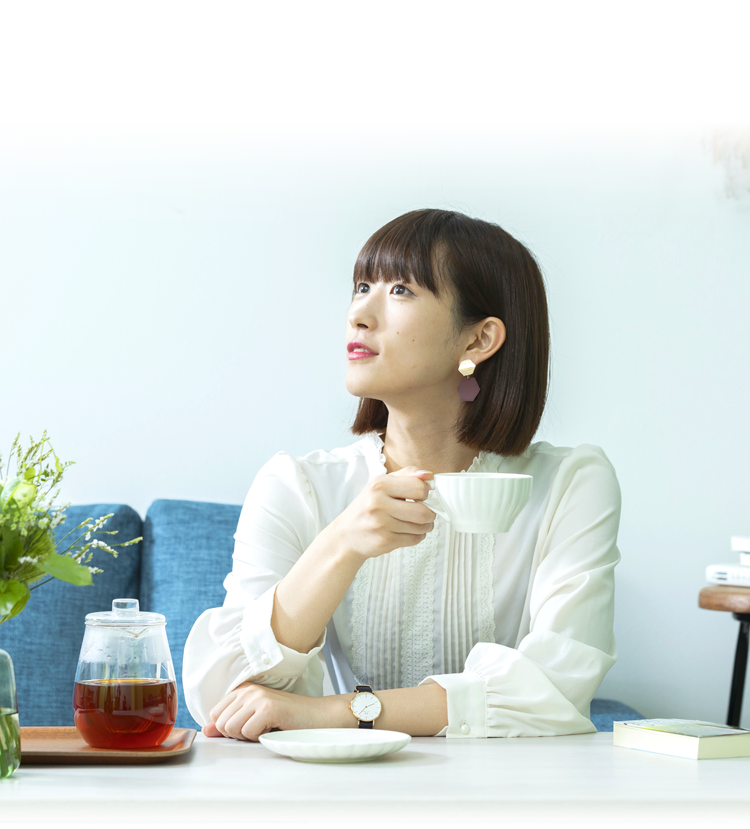 野のめぐみを飲む女性